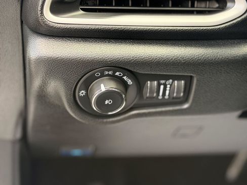 Used 2026 Chrysler Pacifica Select FWD image 12