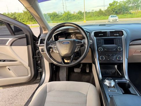 Used 2018 Ford Fusion SE FWD image 14