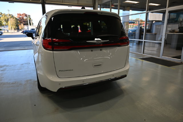 Used 2024 Chrysler Pacifica Touring-L FWD image 6
