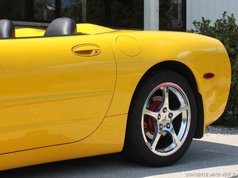 Used 2004 Chevrolet Corvette Convertible w/ Preferred Equipment Group RWD image 12