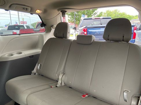 Used 2017 Toyota Sienna XLE w/ XLE Navigation Package FWD image 22