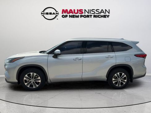 Used 2021 Toyota Highlander XLE AWD/4WD image 8