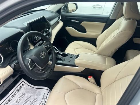 Used 2024 Toyota Highlander XLE AWD/4WD image 5