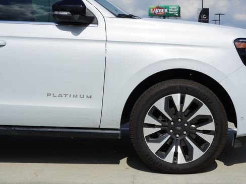 Used 2025 Ford Expedition Platinum w/ Driver's Package image 8