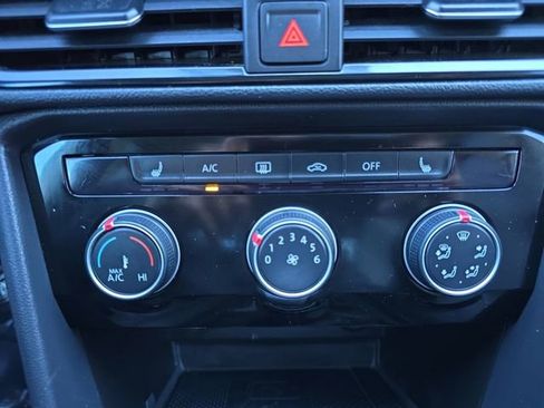 Used 2023 Volkswagen Taos SE w/ Panoramic Sunroof Package image 4