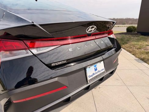 Used 2025 Hyundai Elantra SE FWD image 32