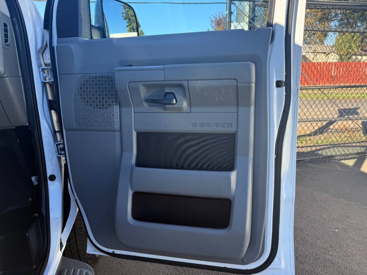 Used 2009 Ford E-350 and Econoline 350 XL RWD image 27