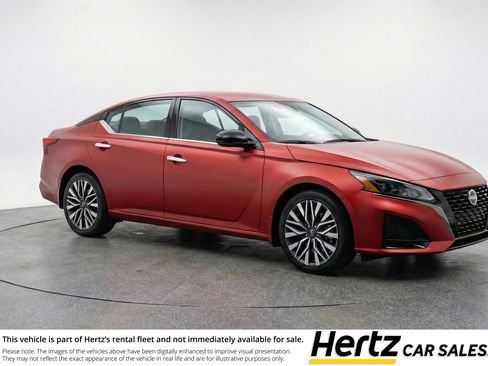 Used 2025 Nissan Altima 2.5 SV FWD image 1