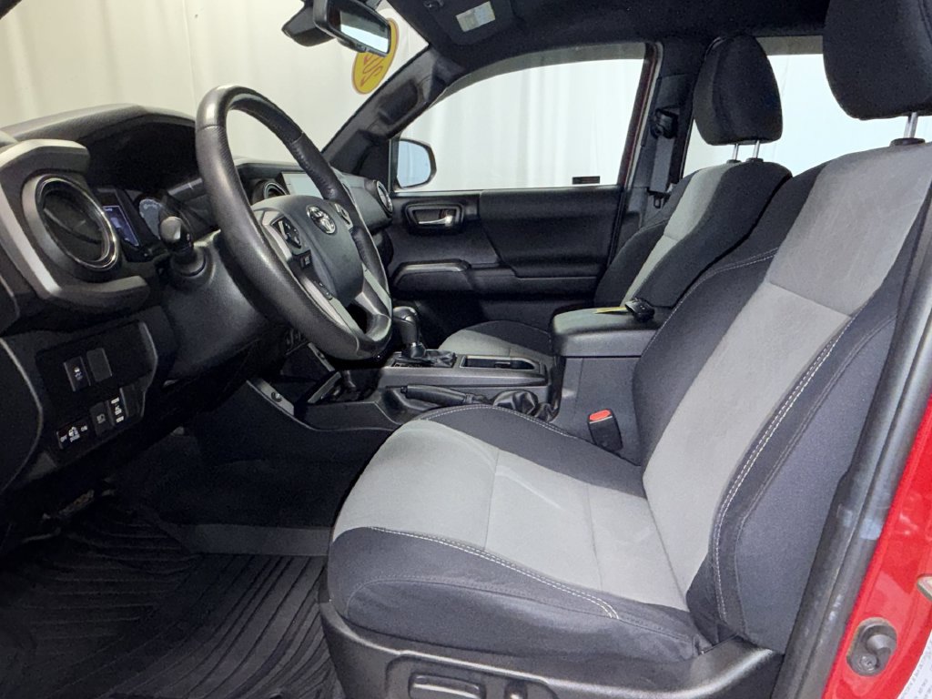 Used 2020 Toyota Tacoma TRD Off-Road w/ Technology Package AWD/4WD image 4
