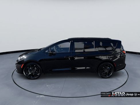 New 2026 Chrysler Pacifica Limited w/ Uconnect Theater Family Group FWD image 8