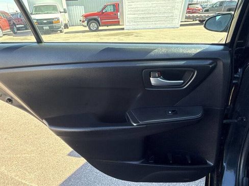 Used 2016 Toyota Camry SE image 19