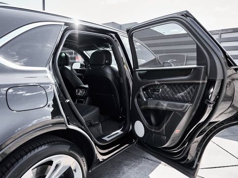 Used 2017 Bentley Bentayga AWD/4WD image 21