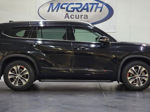 Used 2020 Toyota Highlander XLE image 3
