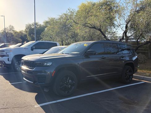 Used 2023 Jeep Grand Cherokee L Laredo image 5