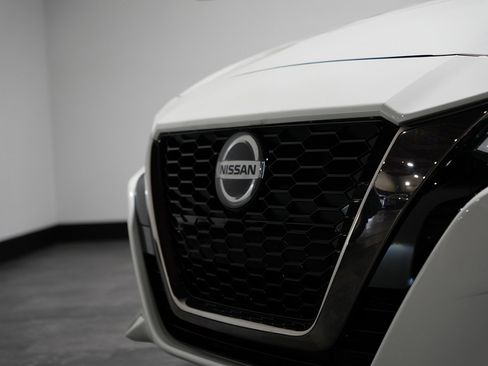 Used 2019 Nissan Altima 2.5 SR w/ SR Premium Package image 3