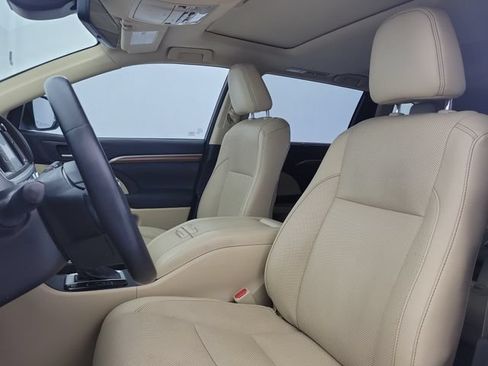 Used 2018 Toyota Highlander Limited FWD image 19