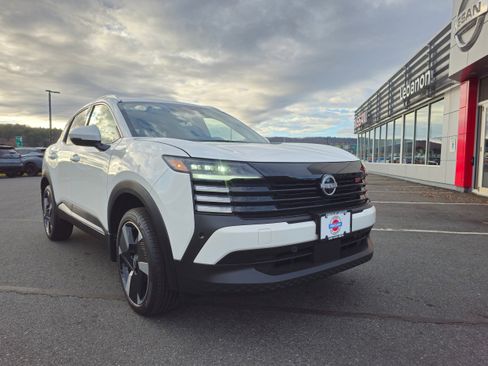 New 2025 Nissan Kicks SR image 3