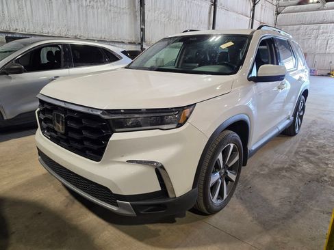 Used 2024 Honda Pilot Touring image 1