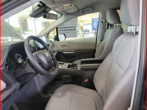 Used 2023 Toyota Sienna LE AWD/4WD image 2