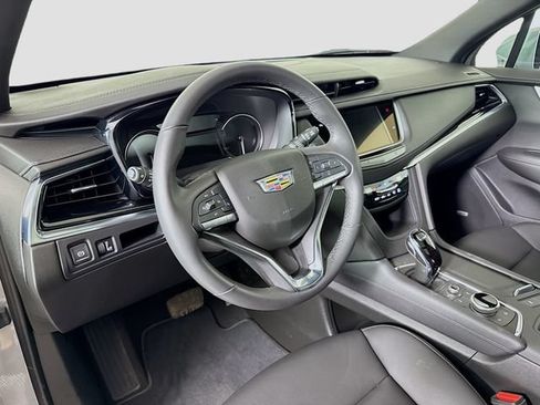 Used 2025 Cadillac XT6 Luxury FWD image 9