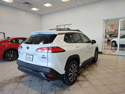 Used 2024 Toyota Corolla Cross SE image 2