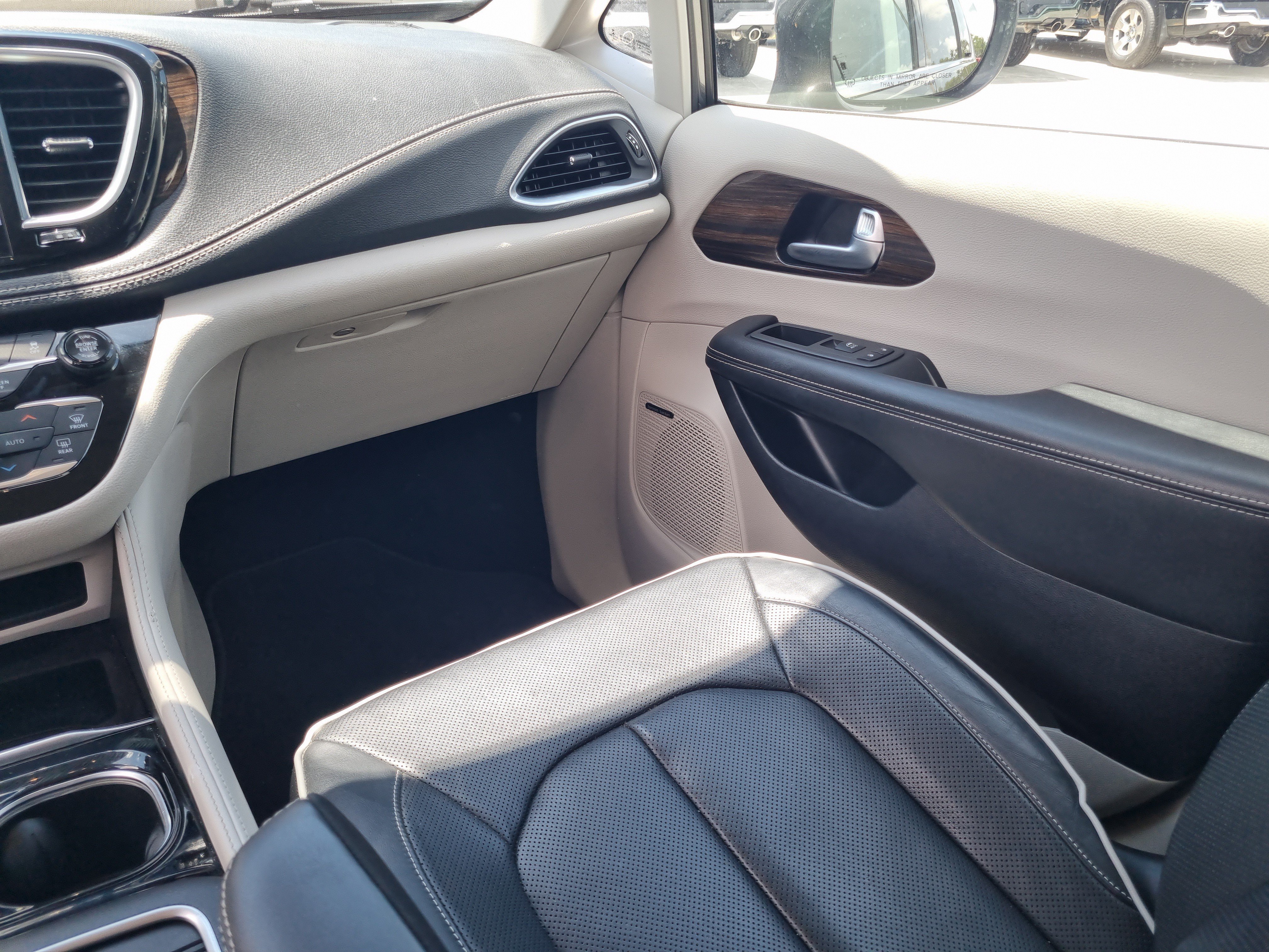 Used 2022 Chrysler Pacifica Limited AWD/4WD image 16
