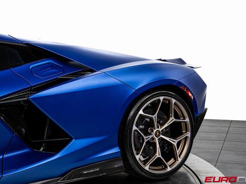 Used 2025 Lamborghini Revuelto image 21