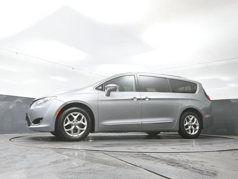 Used 2018 Chrysler Pacifica Touring-L w/ Tire & Wheel Group image 27