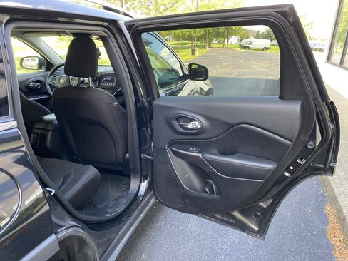 Used 2019 Jeep Cherokee Latitude w/ Popular Appearance Group AWD/4WD image 18