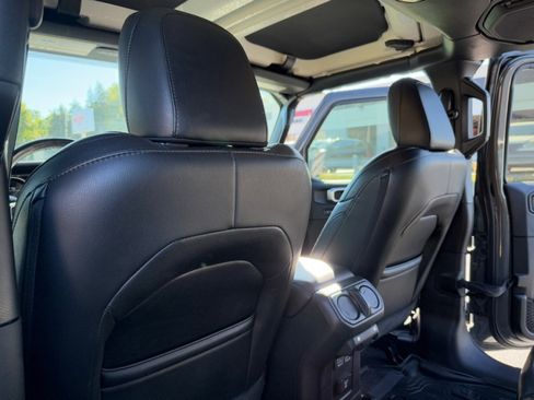 Used 2020 Jeep Wrangler Unlimited Sahara image 32