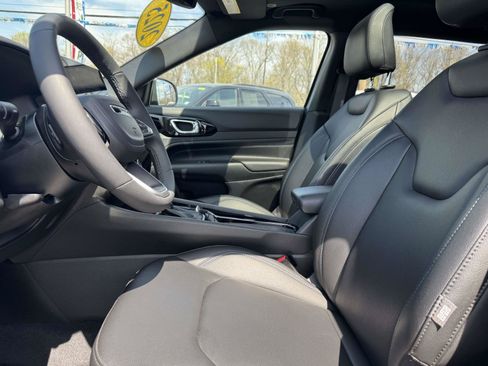 Used 2025 Jeep Compass Limited w/ Sun & Sound Group AWD/4WD image 13