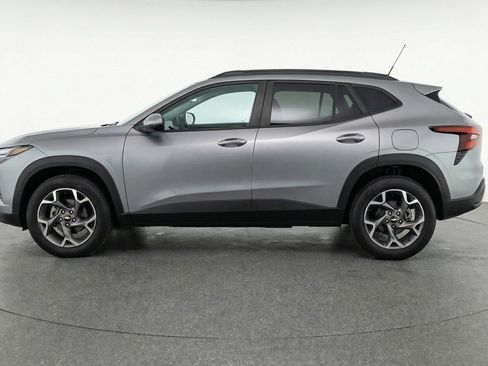 Used 2025 Chevrolet Trax LT FWD image 5