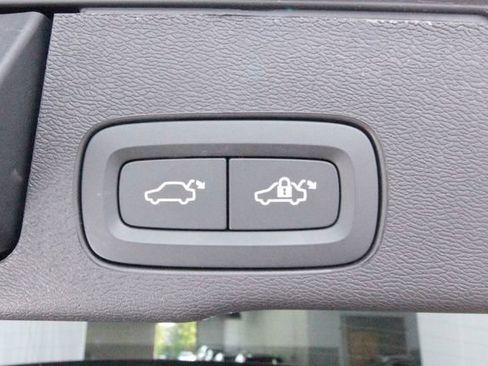 Used 2025 Volvo XC60 B5 Plus AWD/4WD image 37