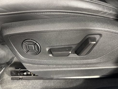 Used 2022 Audi e-tron Premium w/ Convenience Plus Package AWD/4WD image 21