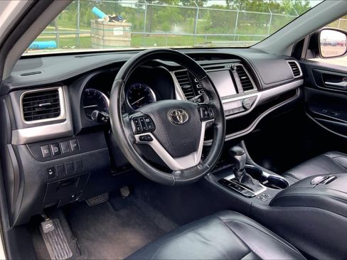 Used 2019 Toyota Highlander XLE FWD image 17