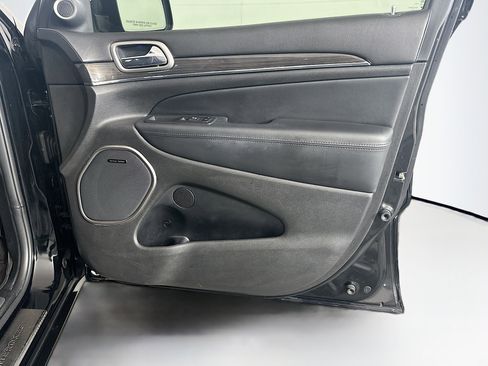 Used 2018 Jeep Grand Cherokee Overland RWD image 35