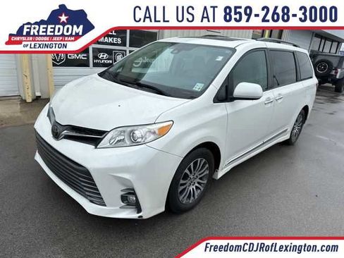 Used 2018 Toyota Sienna XLE image 1