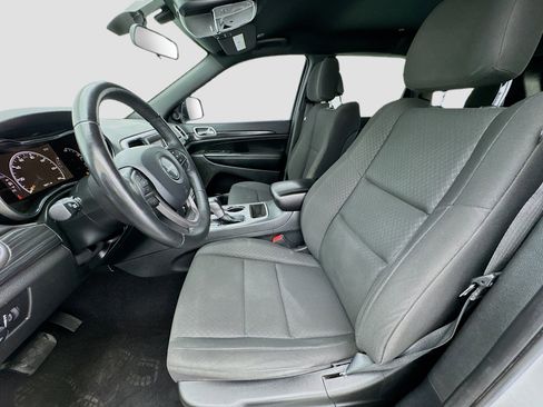 Used 2019 Jeep Grand Cherokee Laredo image 13