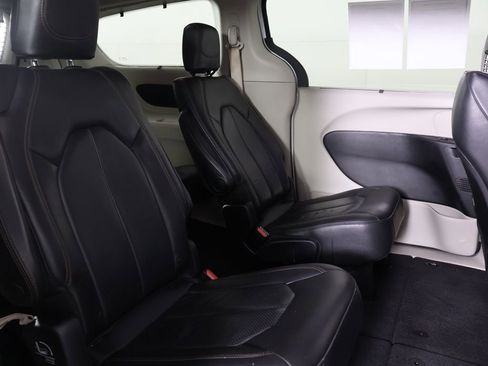 Used 2020 Chrysler Pacifica Touring-L FWD image 30