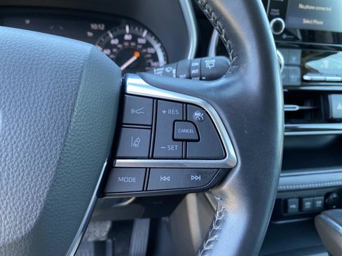 Used 2021 Toyota Highlander XLE AWD/4WD image 18