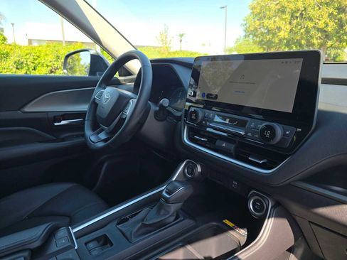 Certified 2025 Toyota Grand Highlander FWD image 10