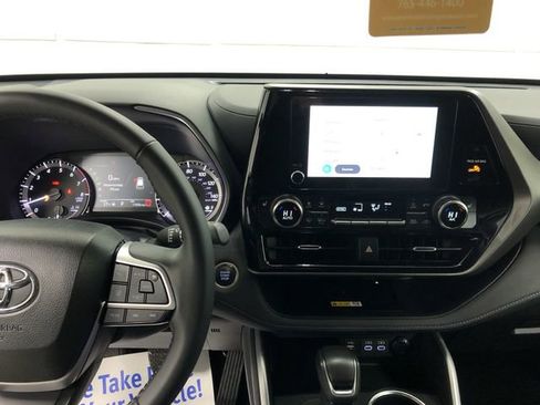 Used 2024 Toyota Highlander XLE image 19