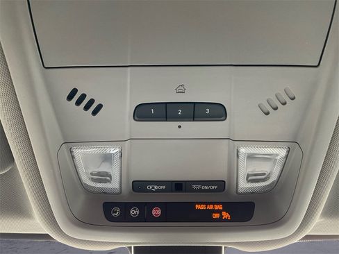 Used 2020 Chevrolet Equinox LT image 11