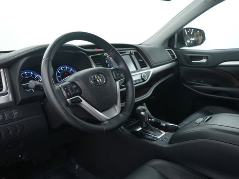 Used 2019 Toyota Highlander XLE image 27