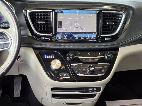 Used 2020 Chrysler Pacifica Limited FWD image 18