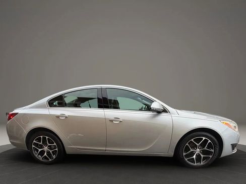 Used 2017 Buick Regal Sport Touring image 4