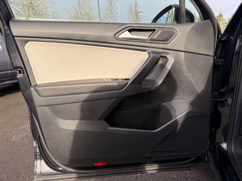 Used 2021 Volkswagen Tiguan SE image 11