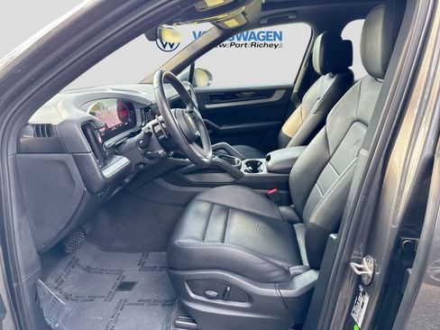Used 2025 Porsche Cayenne AWD/4WD image 23