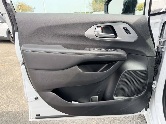Used 2025 Chrysler Pacifica Limited FWD image 14