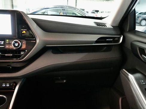 Used 2023 Toyota Highlander XLE image 26
